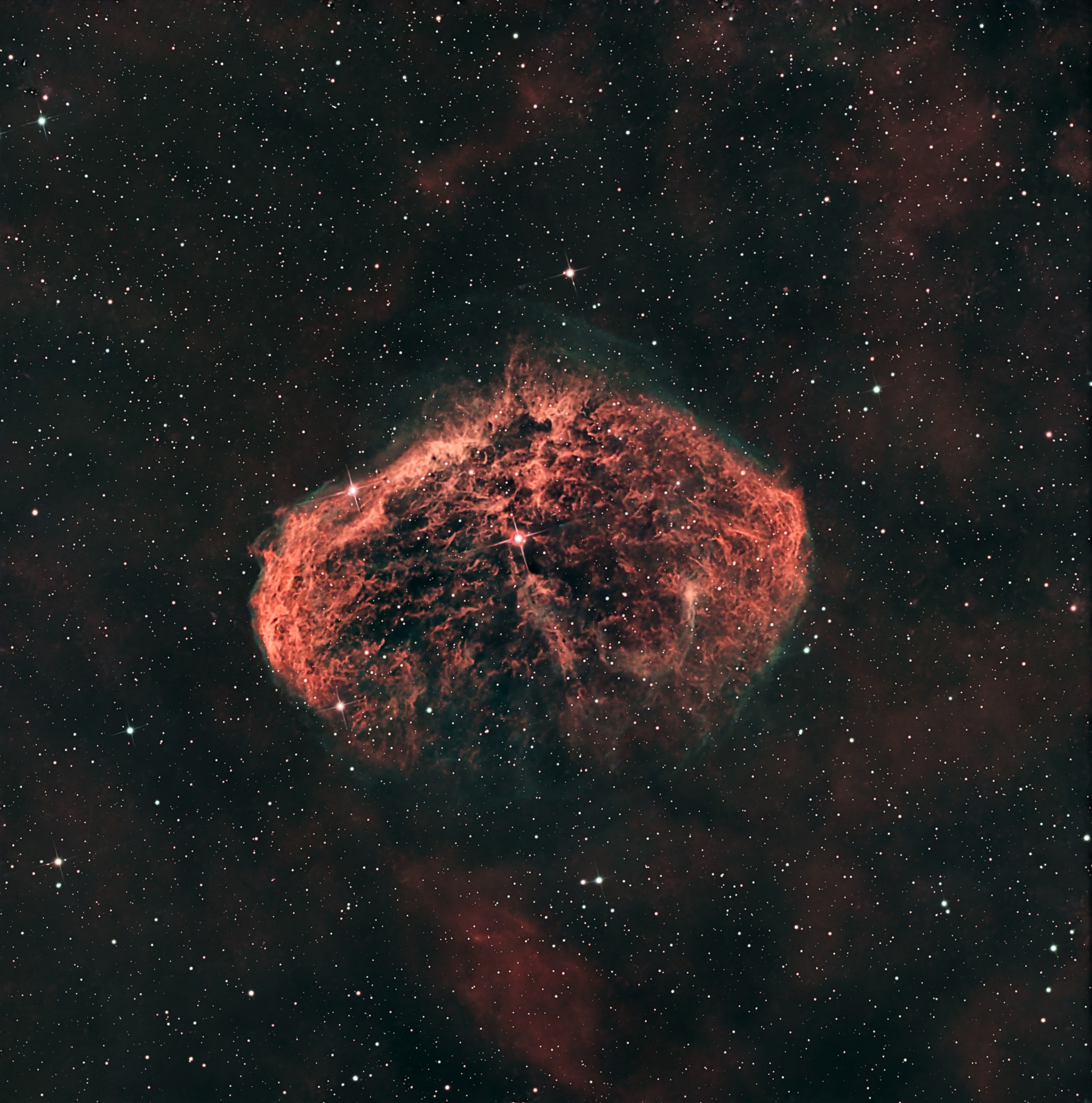 Der Mondsichelnebel NGC 6888 ist ein spezieller Emissionsnebel im Sternbild Schwan, der von einem Wolf-Rayet-Stern in der Mitte des Nebels zum Leuchten angeregt wird.